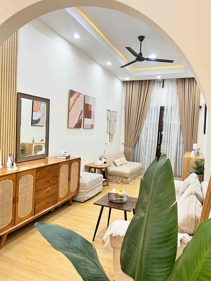 Ruang tamu ini berukuran 3x6m dengan konsep japandi dan open space dengan area santai. Untuk area living room ini lebih dominan nuansa earth tone dengan tampilan kayu dan warna brown, putih, cream. Agar terlihat lebih sejuk ditambahkan beberapa bunga artipicial juga sehingga suasananya terlihat hangat dan cozy.
#StylingRuangTamu
#DekorasiLivingRoom
#InspirasiLivingRoom
#EarthtoneJapandi
#Japandi
#RumahJapandi
#RuangTamuJapandi
#OpenSpace
#Wallpanel
#NuansaKayu
#homedecor
