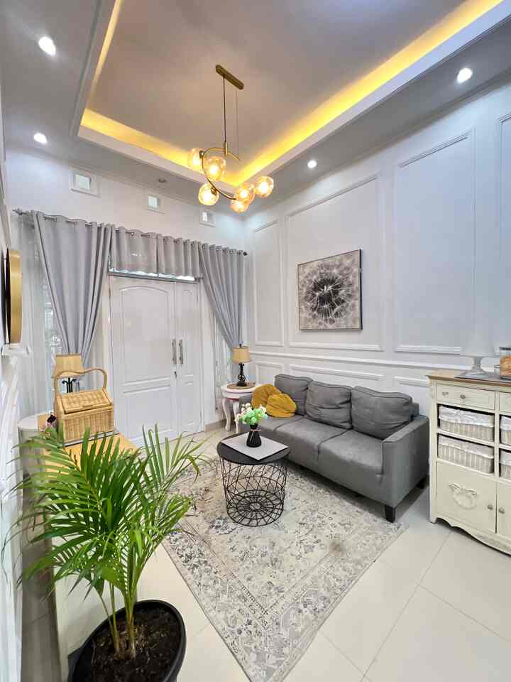 Living room ini ukurannya 3x6m dengan konsep american / skandi dengan didominasi warna putih dan abu sehingga terlihat luas. Untuk dinding kami pakai wall moulding, jadi sangat terlihat sekali perbedaannya dengan living room ruangan sebelahnya yang bergaya japandi. 
#LivingRoom
#RuangTamu
#AmericanSkandi
#OpenSpace
#Wallmoulding
#Wallpanel
#Homedecor
