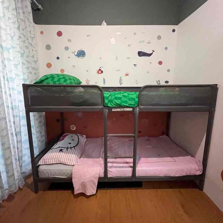 Kamar seru untuk si kecil, bunk bed nya bikin tidur makin asik dan hemat ruang.

#lantaivynil #kasurtingkat #stikerdinding #bedcoveranak #stylingkamaranak #inspirasikamaranak #kamaranakmungil