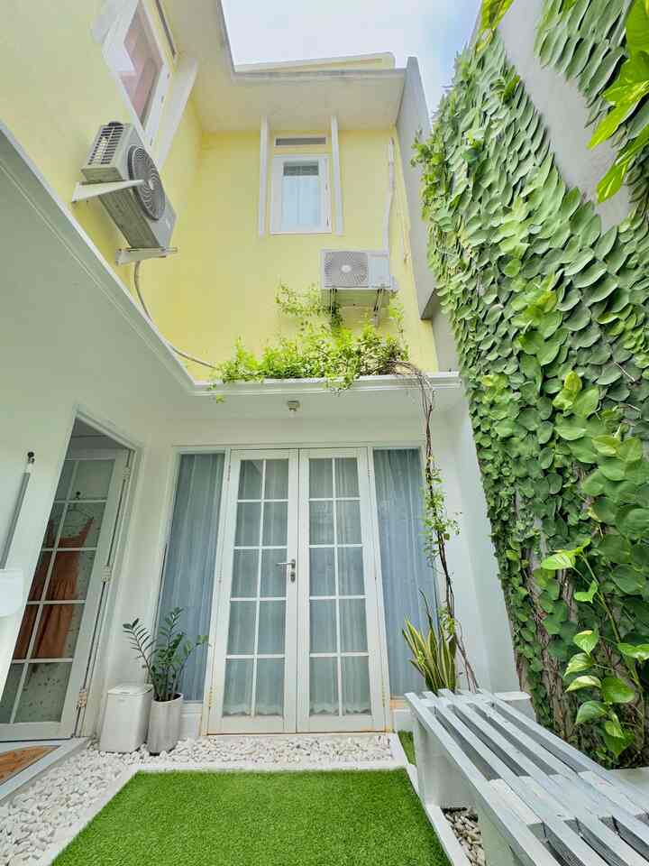 🎀 Pertama Mengisi Rumah 🎀

Waktu pertama mengisi rumah, barang-barang yang pertama kali aku beli adalah:
1. Kasur 🛌
Demi kesehatan, barang yang paling utama adalah kasur, supaya kami bisa tidur dengan nyaman. Tidak perlu langsung yang bagus atau kasur dengan dipan estetik, cukup yang sesuai budget, dan bisa diupgrade di kemudian hari.
2. Peralatan makan 🍽️
Karena dulu aku dan suami masih lebih sering membeli makanan siap santap, jadi kami belum membeli kompor terlebih dahulu, maka dari itu kami dahulukan untuk membeli peralatan makannya saja, supaya lebih menghemat budget karena tidak jarang resto mengenakan biaya tambahan untuk peralatan makan sekali pakai.
3. Kulkas ❄️
Barang elektronik yang paling pertama kubeli adalah kulkas, karena menurutku penting sekali untuk menyimpan makanan supaya tidak basi.

Tentunya barang-barang tersebut aku sesuaikan dengan kebutuhanku dulu, dan mungkin akan berbeda di setiap orang.
Mengisi rumah tidak perlu terburu-buru, sesuaikan dengan budget dan kebutuhan, asal kita tau mana yang lebih prioritas ☺️

#RumahMinimalis
#MengisiRumah
#KamarTidur
#PeralatanMakan
#Dapur
#PerabotRumah
#Kulkas
