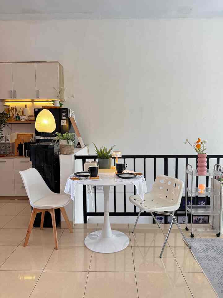 Simple Dining Table Styling

White is an aesthetic color, so it will look beautiful with any color when mixed and matched

Using a round white table makes you feel like you're in a coffee shop, plus a set of monochrome plates and glasses makes it perfect

#diningtable #kursimakan #tableware #napkin #tanamanarticial #piringcantik #gelaskeramik