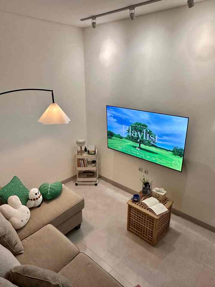 Living room di rumahku kecil banget, jadi penataannya harus bener-bener dipikirin. Isinya sebenarnya cuma sofa dan TV besar. Karena ukurannya terbatas, aku nggak bisa (dan nggak mau) taruh banyak barang. Aku pengen ruangnya tetap terasa lega.

So everything I add has to be functional and look good. The sofa is simple and comfy, nothing fancy, just works. I keep a mini trolley nearby to hold some books, aroma candles, and bits and pieces I reach for often. For a bit of fun, I throw in some cute plushes on the sofa. Biar ada sisi gemesnya juga, kan🤗🤗

Yang paling baru aku tambahin: lampu lantai dengan tiang lengkung dan kap yang bentuknya unik. It instantly elevates the whole room and becomes a little focal point on its own. Functional, but also a statement✨

#stylingruangtamu #dekorasilivingroom #inspirasilivingroom #sofaminimalis #mejakayu #lampusorot #jamdinding #floorlamp #minitrolley #dalkomspace
