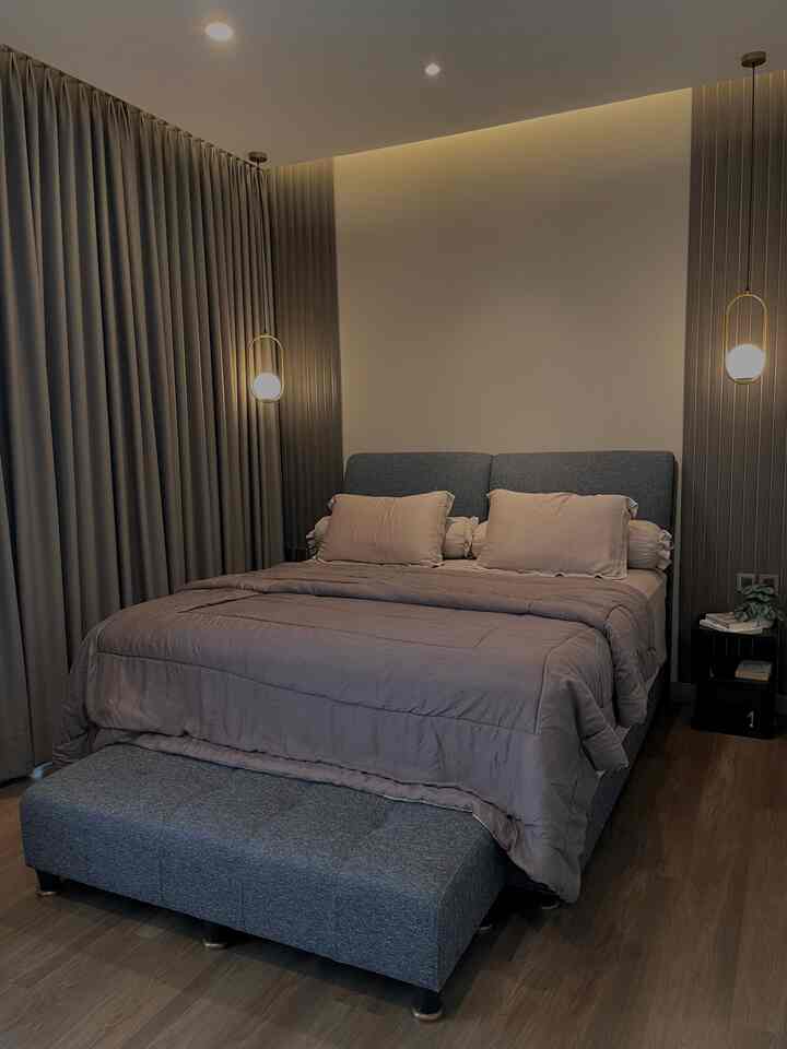 Ini kamar tidur ukuran 3x5, tempat dimana aku istirahat dan recharge energy setiap harinya. Salah satu tips kami membuat suasana yang lebih tenang, dan nyaman untuk istirahat, kami menggunakan lantai SPC berwarna kayu gelap, dan lampu 3000K sebagai lampu utama. Jadi mata tidak terlalu lelah. Sprei pun memegang peran penting, kami memilih menggunakan sprei yang berbahan lembut di kulit, sehingga tidur pun lebih nyenyak. 😴


#wallpanel #Kasurhotel #nakas #bedsidetable #bedroomstyling #inspirasikamar #kamartidurnyaman