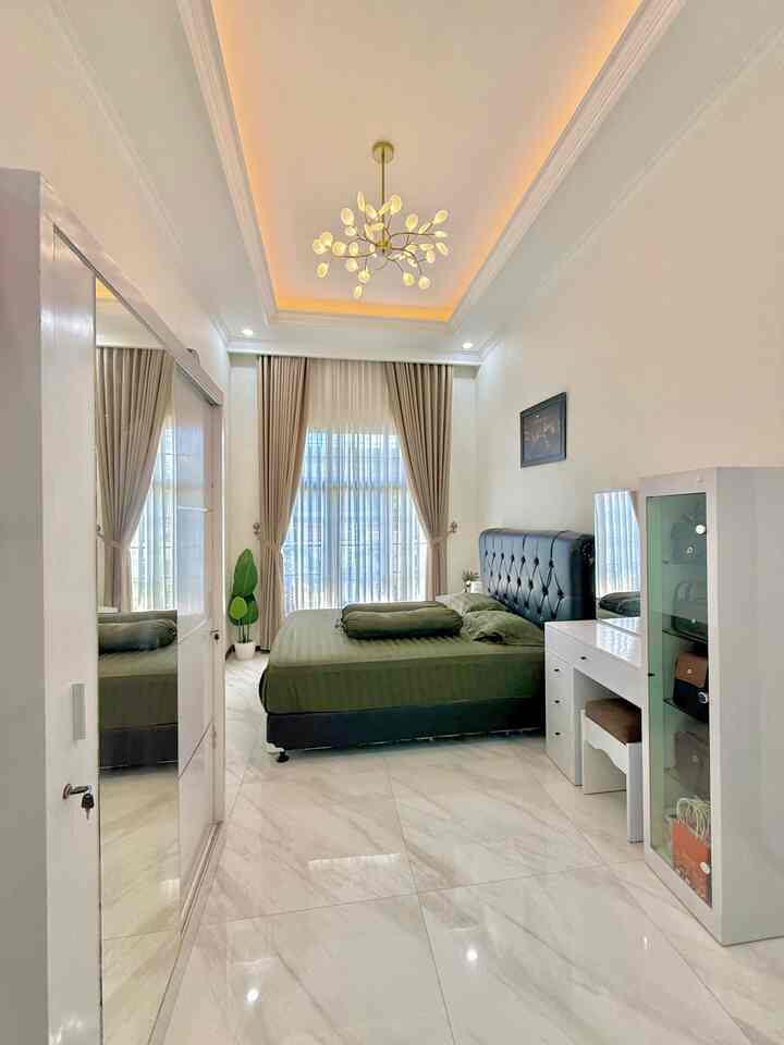 Kamar 3x5 tapi tetep cozy, karna pencahayaan dengan lampu gantung jadi makin homey. Selain itu aku pake sprei katun yang lembut, jadi tidurku semakin nyaman, tapi harganya murmer loh. Klik (+) buat yang mau samaan spreinya yaa ✨
#KasurBusa #Dipan #Cat #BedroomStyling #InspirasiKamar #KamarTidurNyaman