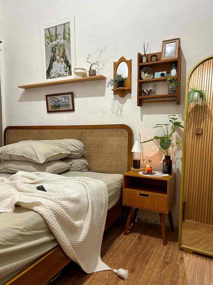 Kamar mungil tetep bisa nyaman, aku pasang rak dinding dengan dekorasi sederhana untuk menyimpan barang kecil biar lebih rapi dan terlihat lebih estetik ✨
Aku juga taro beberapa tanaman dan furnitur dengan sentuhan kayu bikin kamar lebih fresh dan tetep cozy 🤎

#Cat #DipanRotan #SelimutRajut #StandingMirror #BedroomStyling #InspirasiKamar #KamarTidurNyaman