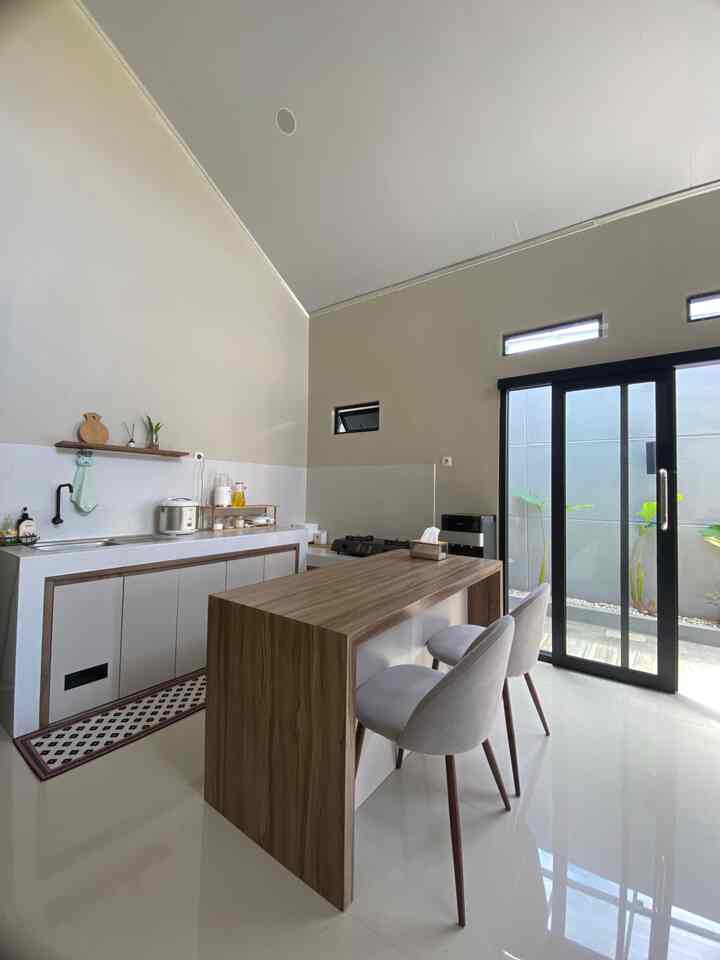 Dapur mungil yang memiliki banyak tempat penyimpanan sehingga membuat dapur tampak terlihat lebih lega dan bersih. 

#kitchenset #dapurmungil #dapurminimalis #kitchenorganizer #dapurrapi #penyimpanandapur