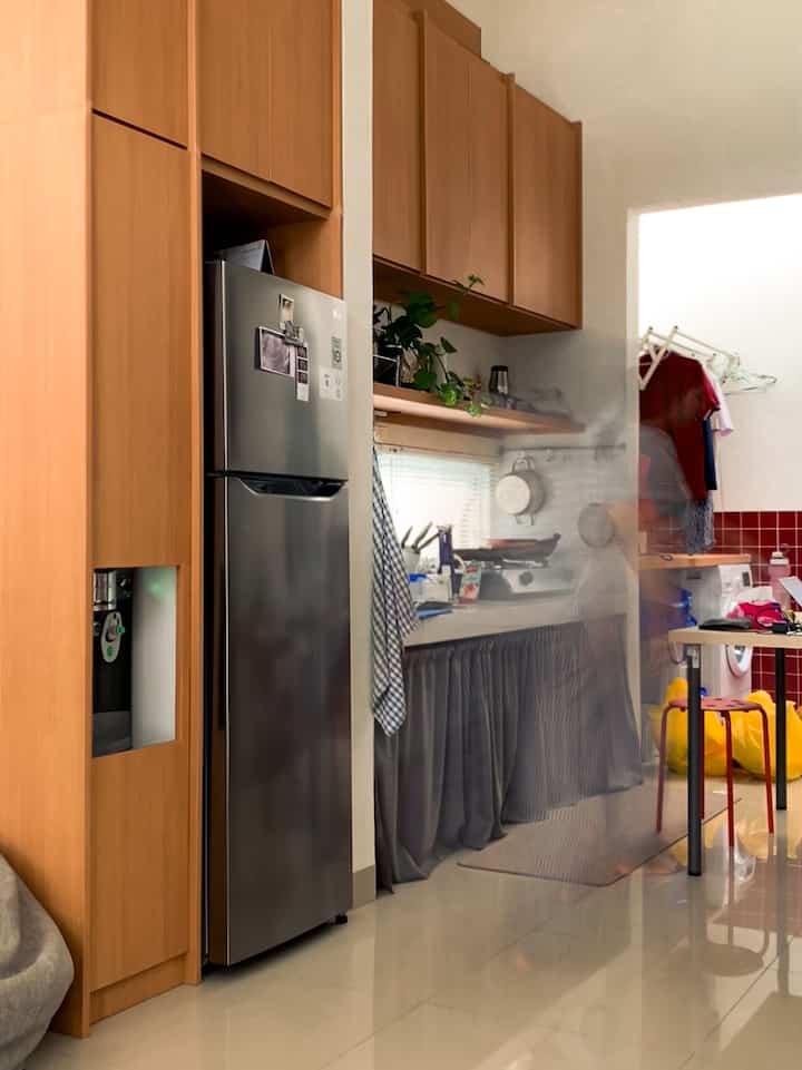 Kadang, rumah tak harus sempurna—cukup menjawab kebutuhan dan memberi ruang untuk tumbuh bersama.

Seperti kitchen set kami, yang memang tinggi, tapi tetap kami manfaatkan dengan bijak. Tangga kecil jadi sahabat setia untuk menjangkau lemari atas yang menyimpan cerita tentang alat-alat dapur favorit kami.

Kami juga membuat beberapa bagian terbuka—entah dalam bentuk hambalan atau kabinet tanpa pintu. Selain memenuhi fungsi menyimpan, ia juga menjadi sudut cantik tempat rak piring tertata, seperti galeri kecil di tengah hiruk pikuk dapur.

Dan meski kabinet bawah masih memakai gorden bawaan developer, kami biarkan begitu saja. Ia tetap rapi, tetap berfungsi, dan untuk saat ini… cukup.

Karena di Tumah Terra, kami percaya: rumah yang sedang bertumbuh tak harus buru-buru selesai—asal ia terus merasa hidup.

#KitchenSet #HPL #MejaMakan #KursiMakan #HiddenLamp #GordenDapur #KesetDapur #RakPiring #KitchenOrganization #DapurRapi  #PenyimpananDapur