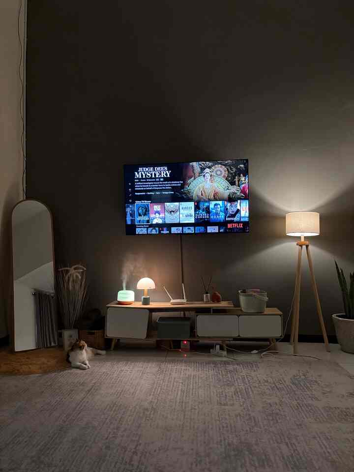 Ruang Keluarga dengan pernak pernik lampunya di rumah harvi 🛋️

#lighting #lampudinding #lampuruangtamu #lampujamur #nodmastlamp #lampuikea #diffuser #karpetruangtamu #inspirasiruangkeluarga #inspirasiopenspace #konsepopenspace