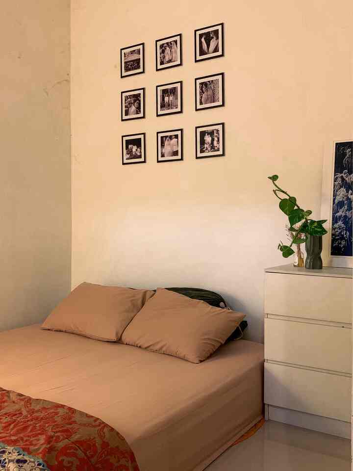Kamar kami mungil—tak luas, tapi cukup untuk bernafas dan beristirahat.

Agar terasa lega, kami balut ruang ini dengan warna-warna terang. Cahaya pun lebih leluasa memantul, membuat sudut-sudut kecil terasa lebih lapang.

Tak banyak barang di sini. Hanya yang benar-benar kami butuh dan cintai. Karena di Ruma Terra, kenyamanan bukan soal luasnya ruang… tapi tentang bagaimana ia bisa merangkul pulang.

#Kasur #InTheBox #Sprei #Frame #Figura #Drawer #Laci #Bedroom #BedroomStyling #InspirasiKamar #KamarTidurNyaman
