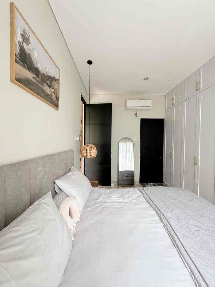 Untuk menciptakan kamar tidur yang nyaman, beberapa hal yang bisa dilakukan diantaranya:

🛋️ • memilih furnitur berkualitas
◻️ • menggunakan warna dinding yg menenangkan
🧹 • menjaga kebersihan dan kerapian
🪴 • menambahkan elemen dekorasi yang disukai

Semoga menginspirasi✨✨✨

#KasurBusa / #KasurLipat /
#PlavonPVC / #Dipan /
#CatRumahMinimalis / #WarnaCatRumah
#WallpaperDinding / #WallpaperEstetik /
#Cat
#BedroomStyling
#InspirasiKamar
#KamarTidurNyaman
#HPL #HPLKayu #HPLwood
