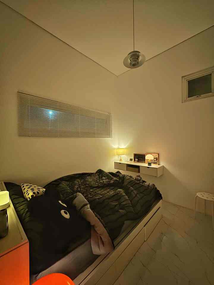 kamar ukuran 3x3 tapi tetap cozy!
aku tambahkan lampu”an di meja agar nampak lebih terspot cahaya dan menambah kesan luas , cek button blue ( + ) untuk melihat detail produknya yuk 💙



#BedroomStyling #InspirasiKamar #KamarTidurNyaman #Divan #LampuMeja #MoodLamp #WarnaCatDinding #LampuKecil #Minimalist #AngkaHouse 