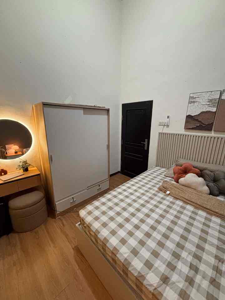 Kamar mungil ukuran 3x3 tapi cozy-nya kayak hotel bintang 5!

Kuncinya pakai kasur Queen Size (160x200) dengan dipan storage supaya menambah tempat penyimpanan dan lemari pakaian pintu sliding untuk menghemat space ketika buka lemari.

Cermin LED, stool storage dan meja gantung yang menempel di dinding bikin looks ruang tidur lebih clean dan simpel loh selain itu pencahayaan lampu warm white bikin kamar makin homey dan tidur makin nyenyak.

Karena kami belum punya musholla, kamar pun jadi tempat sholat juga oleh sebab itu kami memilih furniture se-multifungsi mungkin dan design lemari pakaian juga kami pertimbangkan.

Storage yg ada di kamar ini,
1. Dipan Custom > terdapat 3 rak di sisi samping dan tempat penyimpanan dibawah kasur
2. Stool Storage > bagian atas sofa bisa di buka tutup sebagai tempat penyimpanan di dalamnya

Item dekosari yg wajib kalian punya ada di tag produk!

#queenbed #lantaivinyl #lemarisliding #stoolstorage #cerminled #mejagantung #headboardaesthetic #catbeige #ikealamp #bedroomstyling #inspirasikamar #kamartidurnyaman #kamartidurutama

