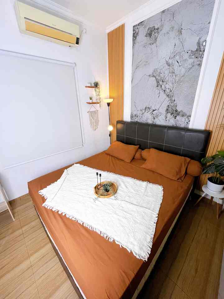 Kamar ini berukuran 3,5 x 3,5 meter kami dekorasi dengan snagat sederhana, tidak banyak barang kami pakai 1 set divan kasur berukuran 180 x 200 cm, kami tambahkan dekorasi dinding upvc marmer dan wallpanel. 

Untuk pojokan kamar kami buat space kerja untuk edit konten dan metime sambil nonton film favorit dan jendela kami gunakan roller blinds agar memberikan kesan estetik 🥰

#BedroomStyling #InspirasiKamar #KamarTidurNyaman #KamarMinimalis #UpvcMarmer #SpotFavorit
#RollerBlinds
