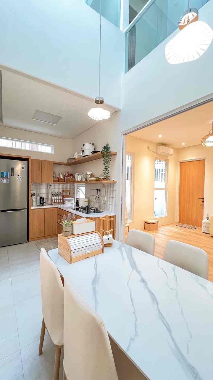 Sini aku kasih tau tempat penyimpanan di dapur dan meja makan biar ga berantakan:

1. Untuk meja makanku yang minimalis, alias ga banyak barang di meja, buat taro sisa-sisa snack ato bungkus-bungkus makanan, aku pake storage box yang bentuknya mirip kotak roti estetik

2. Di dapur, ada beberapa space saver murmer:
a. Rak botol bumbu 2 susun
b. Rak bawang dan bumbu 3 tingkat
c. Cantolan dapur buat gantung peralatan dapur
d. Keranjang rotan di rak dapur atas untuk botol, toples, mie, dan sisa-sisa bumbu

#kitchenset #mejamakan #lantaigranit #solidsurface #lampugantung #cattembok #breadbox #keramikbacksplash #ledpanel #kitchenorganization #dapurrapi #penyimpanandapur