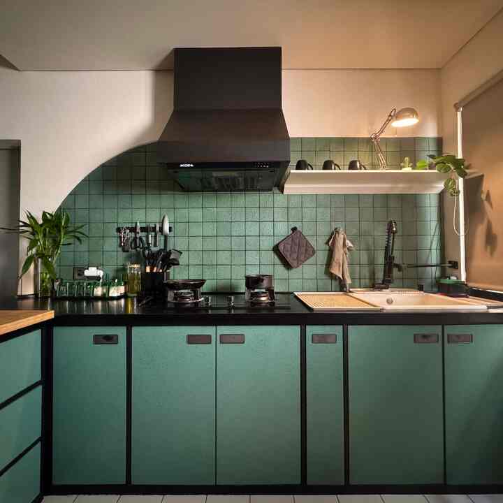 Dapur hakohus adalah area vocal point dari semua ruangan yang ada di hakohus, elemen dari keramik hijau mozaik 10x10cm dan pintu penyimpanan memakai finishing cat duco saya custom supaya warna hijau dan bercak bercak hitamnya mirip seperti keramik mozaik yang saya pakai untuk backsplash, tempat penyimpanan botol seperti kecap, saus dll saya buat sendiri memakai Akrilik hitam 0,3 mm agar senada dengan top table yang memakai HPL hitam doff.

Kalian ingin produk yang saya pakai di area dapur saya?
Klik blue plus button di postingan ya ^•^

#KeramikDapur
#Kitchenset
#KitchensetMinimalis
#KitchenOrganization
#DapurOpenSpace
#IdePenyimpanan
#PenyimpananDapur
