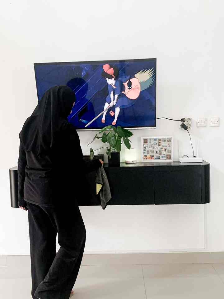 Waktunya bersih bersih cabinet dari debu #littleourstory #cabinettv #cabinetminimalis #livingroom #aestheticcabinet #cabinethitam #aestheticlivingroom 