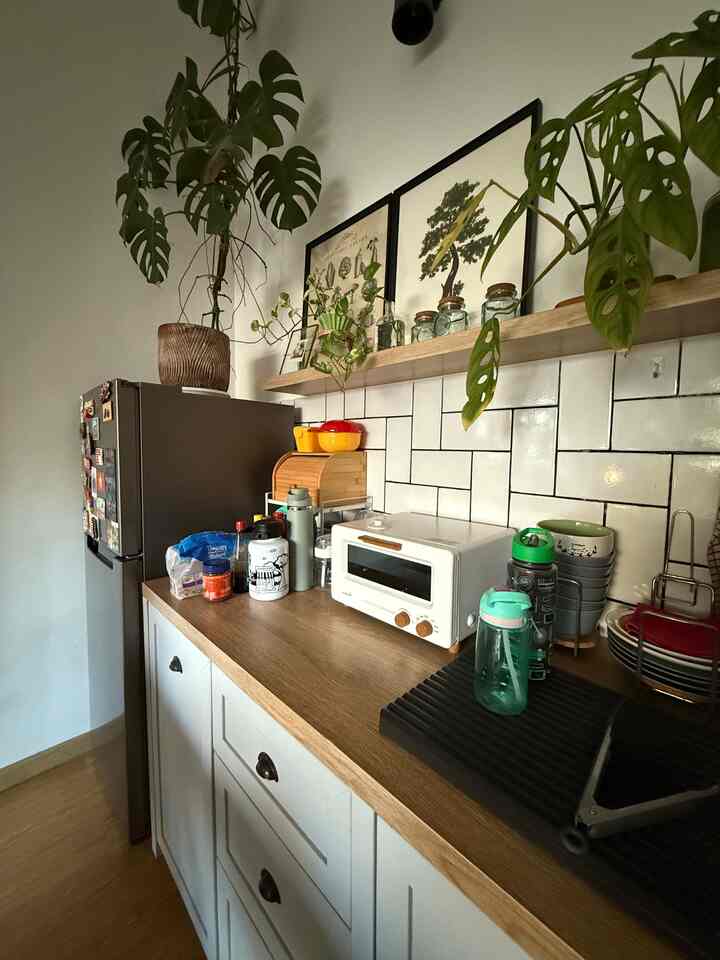 Karena kami tak banyak aktivitas di kitchen sehingga penyimpanan kami cukup sederhana
Hanya memanfaatkan laci dan lemari dapur serta menggunakan rak/kotak organizer sehingga lebih maksimal dalam memisaknan peralatan dan kebutuhan di dapur
#kitchenset #kitchenorganization #dapurrapi #penyimpanandapur #dapurhpl #catdinding #lantaivinyl #backsplashkeramik #rakkayu