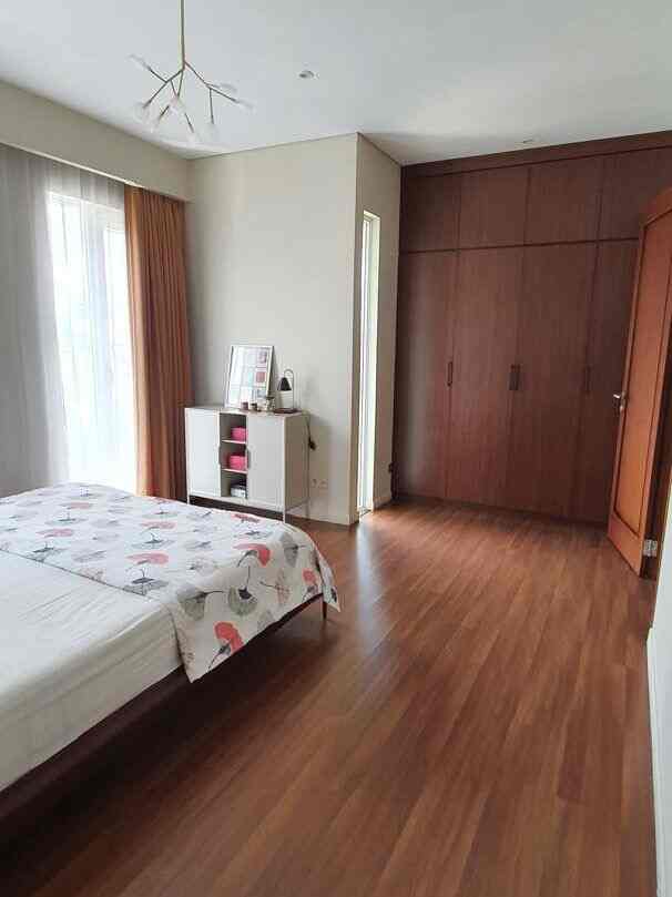 Bedroom kamar utama, karena diperuntukan untuk tidur jadi furnitur dan barang barang seminimalis mungkin, tidak ada tv juga dalam kamar. 

Tempat tidur ukuran king size dengan headrest bahan kulit agar nyaman saat senderan, tirai blackout untuk menghalau panas saat tidur siang.

Cabinet kecil depan kasur untuk penyimpanan buku buku, sepatu yang jarang dipakai dan tempat tas

Lemari baju dibuat tinggi sampai plafon karena bagian atas di fungsikan untuk menyimpan barang2 yang jarang dipakai, bagian bawah untuk baju, penyimpanan handuk dan alas tidur.

#springbed #lemaripakaian #sarungquilt #tirai #cabinet #bedroomstyling #inspirasikamar #kamartidurnyaman