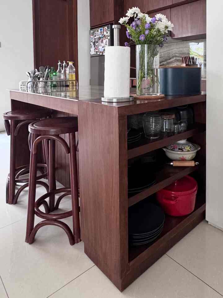 Tempat penyimanan di area kitchen cukup banyak ada pada bagian island juga pada cabinet kitchen bawah dan atas bagian atas biasanya untuk penyimpanan baking tools, yang bawah untuk makanan kering dan toples toples, area island penyimpanan untuk panci panci, piring, mangkok, sendok garpu dan alat masak.

Untuk trolly samping island untuk bumbu bumbu dan sendok garpu yang akan dipakai saat makan, teko, tatakan gelas praktis tinggal dorong saat mau masak atau saat mau sajikan makanan dan minuman.

#kitchenset #rakpenyimpanan #rakorganization #dapurrapi #penyimpanandapur 