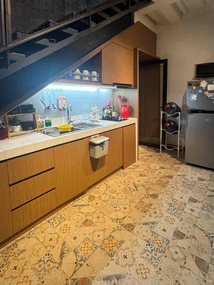 Fungsi kitchen set adalah untuk memberikan tempat penyimpanan yang teratur bagi peralatan dapur, bahan makanan, dan peralatan memasak, serta sebagai area kerja yang fungsional di dapur. Kitchen set membantu menjaga dapur tetap rapi, memudahkan kegiatan memasak, dan meningkatkan estetika dapur. 

#KitchenOrganization
#DapurRapi
#PenyimpananDapur
#InpirasiKitchenSet
#GranitBatik
#RekomendasiMultiplek
#Organizersendok
