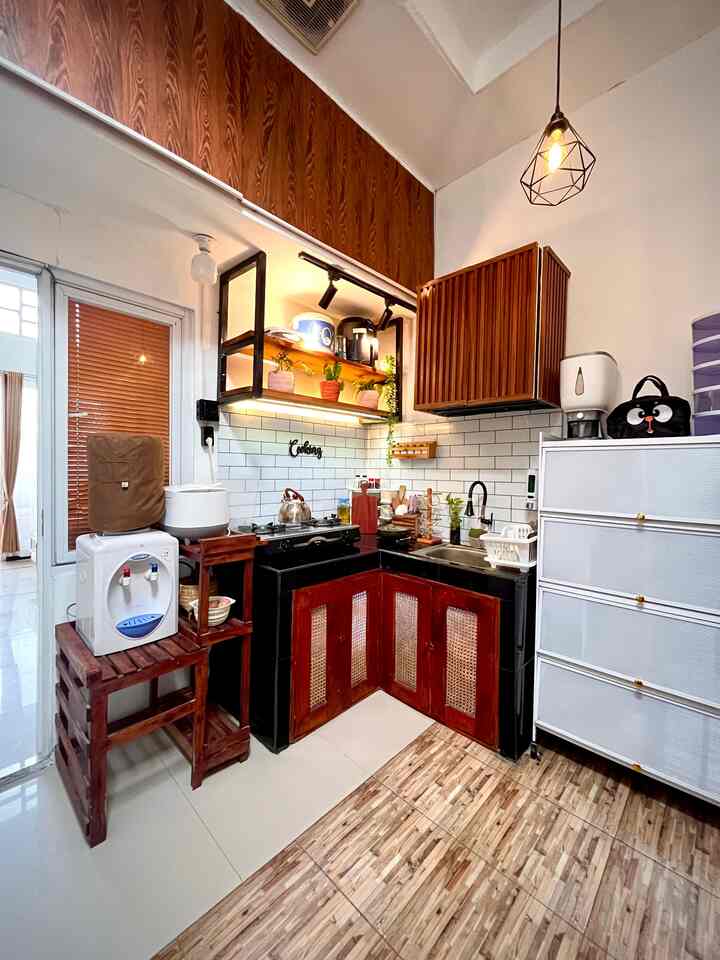 Hi, Welcome again at Kitchen and Dining simonacasa😍

Untuk penyimpanan perintilan alat makan, alat masak dan lainnya, lebih ke Laci tersembunyi dibagian bawah meja dapur dan di rak wallpanel homemade ini jadi lebih simple dan hemat 🥰


Ditambah rak tertutup dari Homedoki ini untuk menyimpan stok makanan dan lainnya bikin dapurku jadi lebih rapi 😌

Semoga Menginspirasi😊

#KitchenSet
#KitchenSetMinimalis
#PlavonGypsum
#WarnaCatRumah
#WallpaperDinding
#WallpaperEstetik
#Cat
#KitchenOrganization
#DapurRapi
#PenyimpananDapur
#Storage
#StorageMurah
#RakMini
#RakHomemade