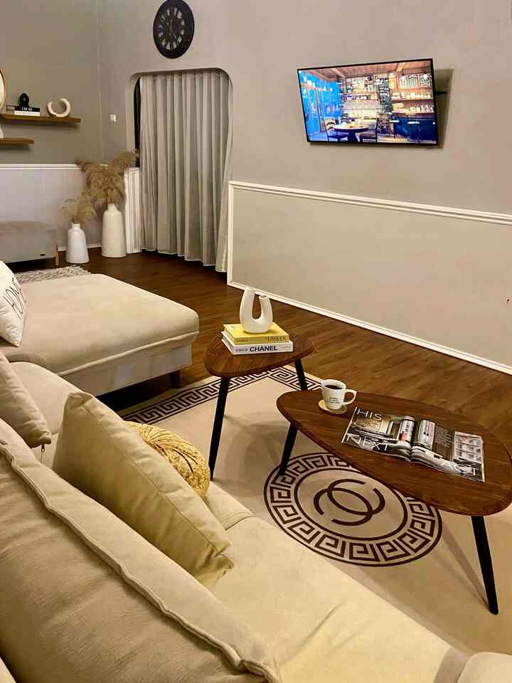 Mau ikutan? 

#RuangTamu #LivingRoomMinimalis #RuangTamu #RuangTamuMinimalis #RuangTamuModern #SofaMinimalis #MejaTamu #CoffeeTable #Vinyl #Cat #CatRumah #SmartTV #ItemDecorative #IdeDekorasiRuangTamu #LivingRoomDecoration