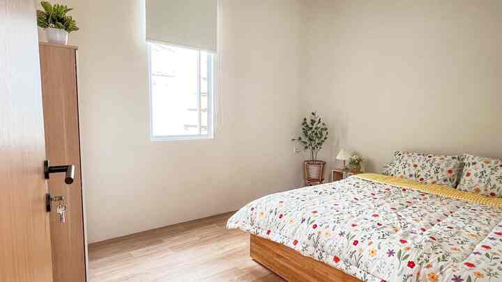 Styling kamar tidur tamu yang biasa dipake orang tua.

Sprei set lebih ceria, bernuansa spring flower. Nakas kecil samping tempat tidur dengan decor lampu vintage korea dan vas rotan bulat bunga daisy yang menambah keceriaan suasana kamar. Ada lemari baju kecil dan standing pot rotan dengan tanaman artificial agar suasana kamar lebih hidup

#bedroomstyling #inspirasikamar #kamartidurnyaman #lantaivinyl #bedcover #dipankayu #dipanminimalis #spreiflower #bedcoverset #cattembok #hplkayu #rollerblind #standingpotrotan #lampulipitkorea #vasbulatrotan #daisyartificial #eucalyptusartificial #nakas #lemarikayu