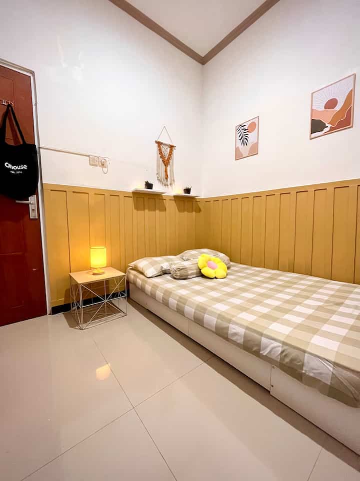 Hi, Welcome at Bedroom simonacasa😍

Untuk kamar yang ukuran 3 x 2,7 ini kita buat se-simple mungkin dan fungsional hehe🤗

Pemilihan tempat tidur kita pilih dipan kayu ini dengan ukuran kasur 120x200 dengan nuansa wall batten warna coklat dan cat dinding interior warna putih dari Propan🥰

Untuk dekor kamar simple banget karena ini kamar kedua di rumah ini, next kita upgrade lagi 😁

Semoga Menginspirasi🥰


#KasurBusa
#PlavonGypsum
#Dipan
#DipanKayu
#CatRumahMinimalis
#WarnaCatRumah
#WallpaperDinding
#WallpaperEstetik
#Cat
#BedroomStyling
#InspirasiKamar
#KamarTidurNyaman
#InspirasiKamarTidur
#DekorKamarTidur
#Wallbatten
#DekorWallbatten




