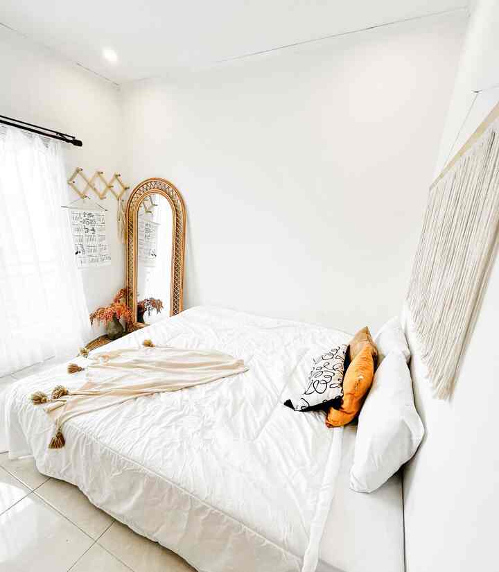 Kamar kecil tapi harus tetep styling ya ! 
Ukuran kamar ini hanya 3x3m , walaupun tidak luas tapi penataan kamar yg minimalis harus tetap ada unsur estetika nya . Standing mirror rotan di pojok kamar menambah kesan estetik di kamar yg mungil ini ✨

#bedroomstyling #inspirasikamar #dekorasikamar #kamartidurnyaman #kamartidur  #dekorasikamartidur #bedroomdecoridea 