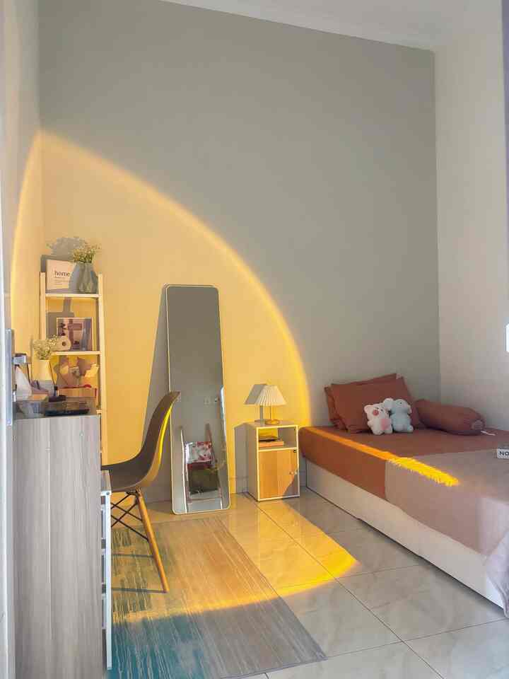 Kamar Mungil dibuat lebih nyaman , ternyata bisa dibuat nyaman.

Ini caraku membuat  nyaman
✅kamar tidur.  Karena luas kamarnya
 kecil, aku letakkan di dipan yang tidak terlalu makan tempat. Dengan ukuran 100 
✅ lampu sorot membuat kamar lebih warm
✅ hindari telau banyak hiasan di dinding. Sehingga ruangan lebih terlihat luas dan ga penuh
✅tetap estetik tanpa lantai 

#wallpaper #catwarnarumah #karpet #bedroomstyling #inspirasikamar #kamartidurnyaman