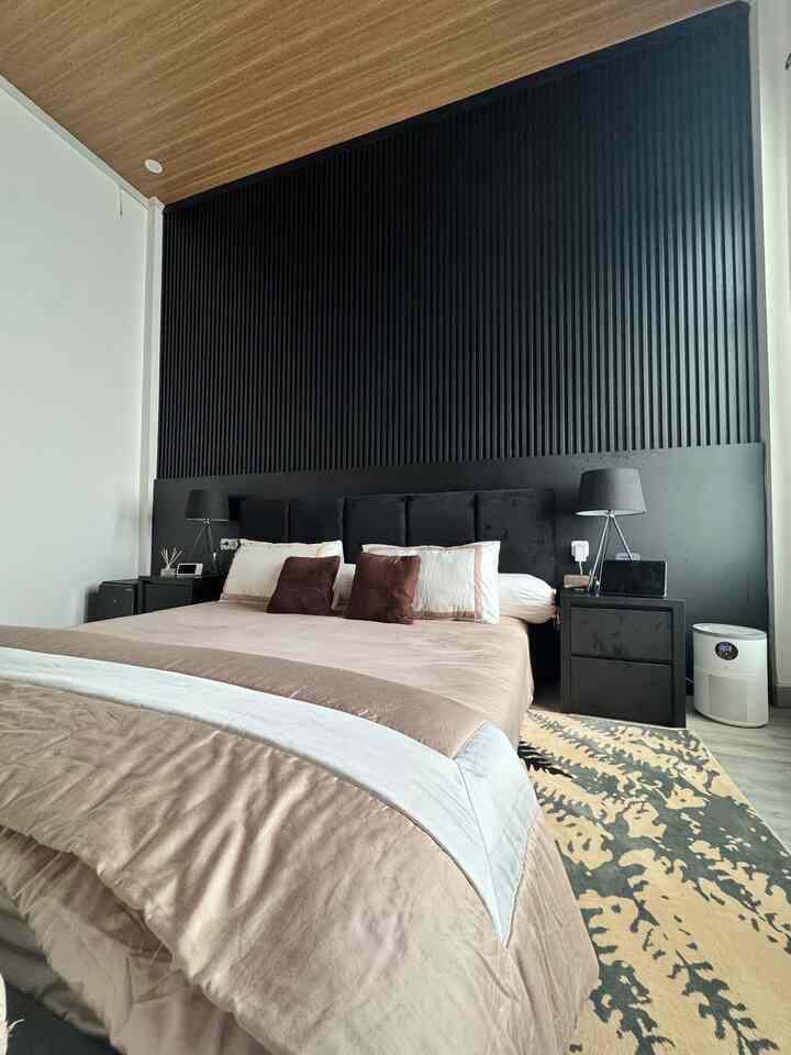Kamar Luas? Saatnya kamu mengekspresikan ide untuk kamar impian 🌟🌟

Kamar ini berukuran 36m2 , yup memang sangat luas dan besar untuk ukuran kamar tidur. Dilengkapi dengan 1 kamar mandi dalam, lemari kaca besar untuk pakaian, meja rias dan meja televisi untuk movie night  dijamin bikin betah dikamar. 
Warna hitam,putih,dan coklat mendominasi kamar ini agar terkesan simple tapi tetap elegan dan bikin kamar lebih tenang serta nyaman.

Salah satu yg paling penting untuk membuat kamar lebih nyaman yaitu pemilihan warna interior dan furniture nya seperti warna warna netral. Gak kalah penting jg material seperti sprei berbahan tancel yg adem banget bikin tidur pulas semalaman, bantal dan guling microfiber,lampu tidur dengan cahaya warm,dan wewangian yg menenangkan 

#PlavonPVC #CatRumahMinimalis #KasurBusa #KarpetBulu #WallPanel #LampuTidur #BedroomStyling #InspirasiKamar #KamarTidurNyaman