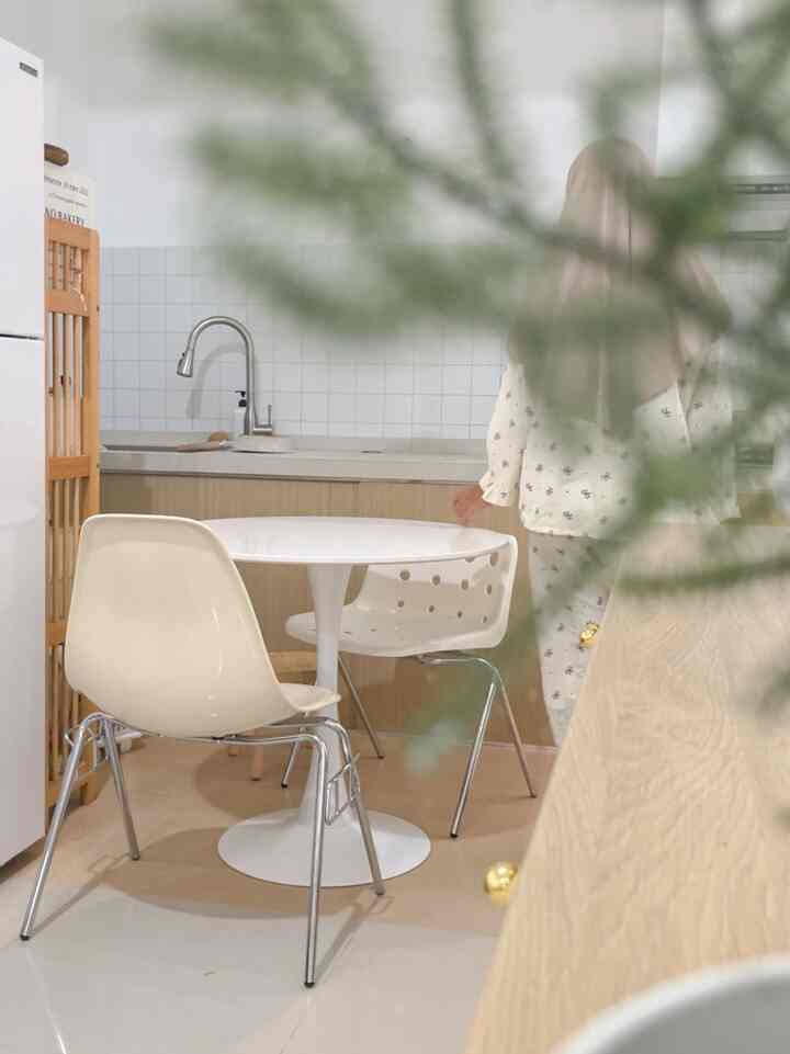 Gak punya kitchen set
Gamasalah, asal pandai natanya. Dapur tetap akan rapi & alat masak tetap awet, sini aku bagi rahasianya:

- pakai container box bikin dapur bisa rapi
-aku pakai berbagai ukuran, ada yg buat panci ada juga yg buat stok bahan makan.
Gimana menurutmu?
#Kitchenset
#KitchenSetMinimalis #PlavonPVC 
#WarnaCatRumah #WallpaperDinding 
#WallpaperEstetik  #Cat
#KitchenOrganization #DapurRapi
#Penyimpanan