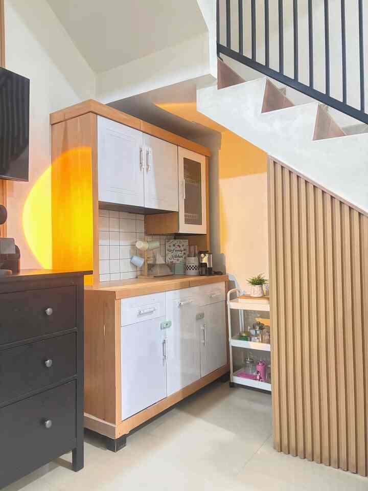Lemari Penyimpanan Dapur ini letaknya tersembunyi dibawah Tangga.

Salah satu alternatif, ketika penutup bawah dapurnya , tidak ada sekat penyimpanan. Maka dapat menggunakan Lemari Penyimpanan Dapur seperti ini.

Lemari dapur, tempat peralatan Makan dan Masak semuanya disimpan disini. Penataan yang baik, sebagai bentuk usaha agar lebih mudah proses pencarian ketika diperlukan. 

Sebagai solusi untuk lemari penyimpanan agar lebih rapi dapat menggunakan :
Box penyimpanan ✅
Rak kecil untuk penyimpanan ✅

Yuk jangan khawatir untuk rumah tanpa kitchen set. Lemari penyimpanan ini bisa jadi salah satu alternatif untuk tempat penyimpanan

#kitchenorganization #dapurrapi #tempatpenyimpanan #penyimpanandapur #lemaridapur #kitchen #woodpanel