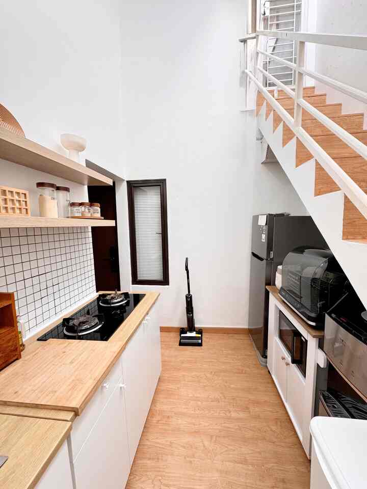 Dapur dengan area terbatas hanya berukuran 2.5m, karena ruang penyimpanannya juga terbatas jadi kami tidak menyimpan banyak peralatan makan
Tips biar rapi selalu simpan di dalam box, terlihat clean dan gampang juga saat ambil barang


#KitchenOrganization #DapurRapi #PenyimpananDapur #KitchenSet #KitchenSetMinimalis #DapurJapandi #KnoxhultIkea #VinylRumah #DapurMungil 