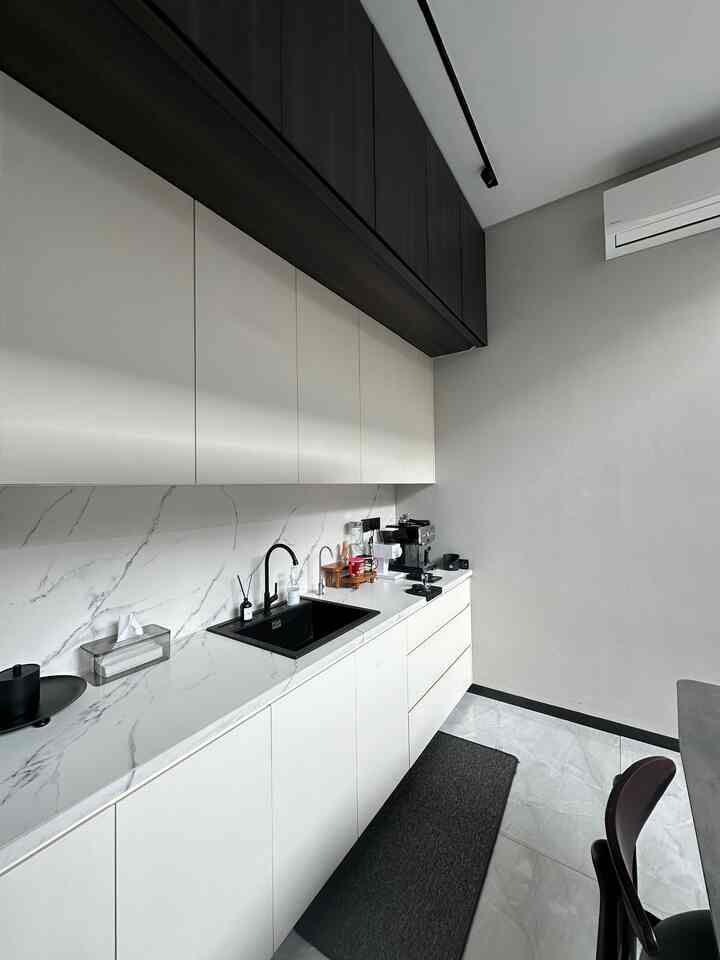 Cara Bolu umpetin perintilan” kecil di dapur. Mulai dari snack, kopi, sendok” semuaaaanya punya rumah masing masing.

#KitchenSet #HPLAica #KitchenSetMinimalist #WarnaCatRumah #Cat #HPLRumah #HPLDapur #KitchenOrganization #DapurRapi #PenyimpananDapur