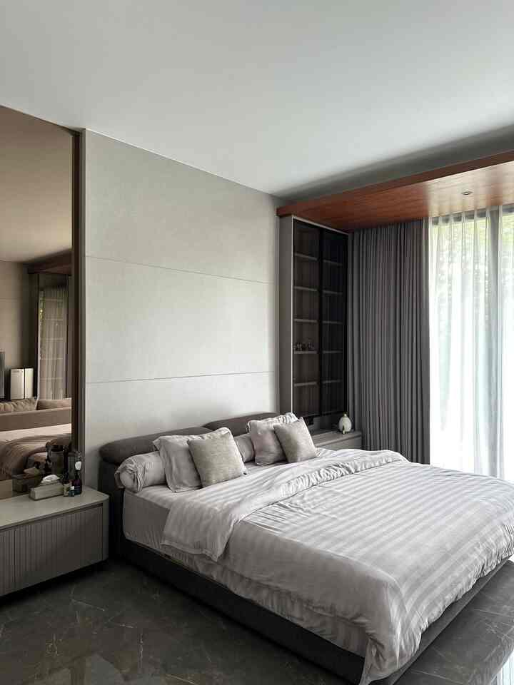 Kamar tidur yang nyaman dan estetik versi Bolu. Dari dulu punya impian mau banget punya kamar yang luas, ada lounge untuk duduk” santai dan nonton TV, dan ada kasur dengan view jendela yang besar. Kamar ini berbentuk persegi panjang, jadi bolu & paksu juga bisa nonton TV sambil duduk di sofa/ dikasur. 
Dipadu dengan warna” netral seperti abu” dan sentuhan kayu, membuat ruangan ini menjadi lebih nyaman dan teduh.

#PlavonPVC #Dipan #HPLAica #CatRumahMinimalis #WarnaCatRumah #KasurTempatTidur #KasurHotel #BedroomStyling #InspirasiKamar #KamarTidurNyaman 