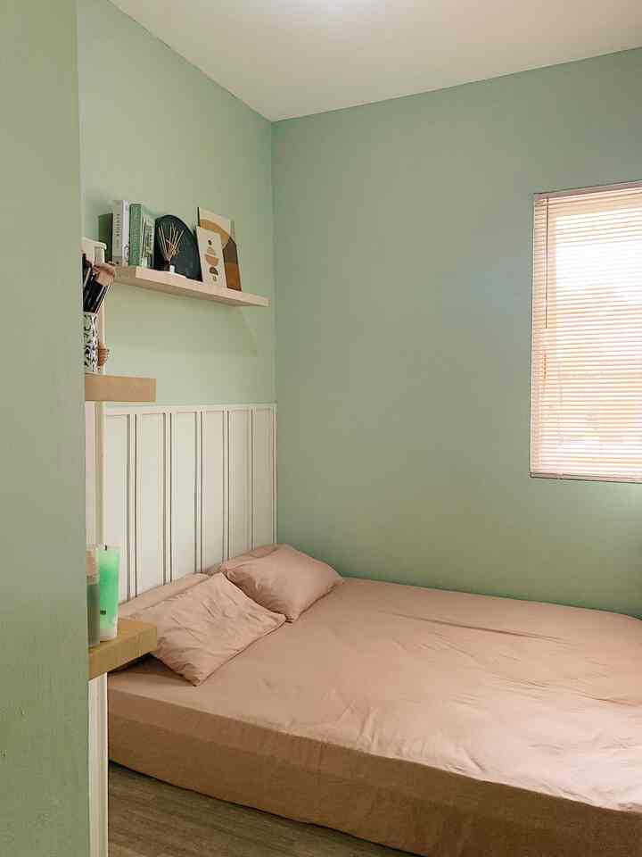 Bikin kamar jadi nyaman, aku rubah sedikit warna cat nya dari putih ke hijau pastel supaya suasana kamar makin teduh, ubah kasur ke ukuran queen supaya kamar masih keliatan agak luas dan pakai warna2 netral untuk pajangan dan furniture nya ✨


#catinterior #catminimalis #gordenminimalis #venetianblind #spreikatun #spreiminimalis #BedroomStyling #InspirasiKamar #KamarTiduNyaman