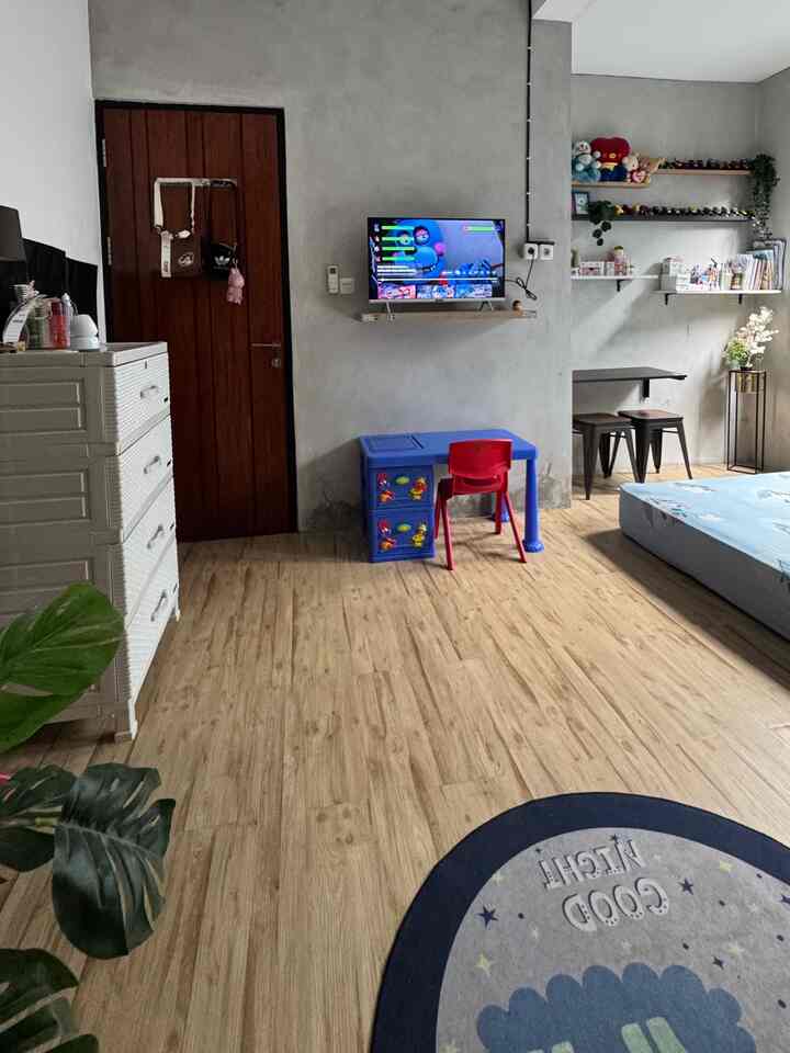 Kamar simple dari kamar tidur anak-anak kami...asal udah ada warna-warninya cukup lag yah 😆😆😆

#BedroomStyling
#InspirasiKamar
#KamarTidurNyaman
#LantaiVinyl
#CatAcianKamar
#DipanKamar
#JendelaAluminium

