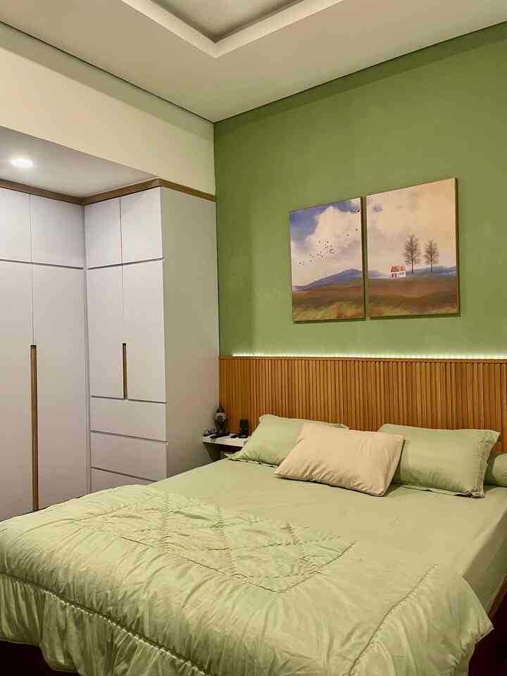 Buatku, kamar bukan cuma tempat tidur.
Dia harus bisa jadi ruang tenang, tempat ngeluarin penat, dan recharge energi.
Warna hijau sage dan satu karya seni di atas kasur udah cukup buat ubah suasana. Simple, tapi bikin nyaman. 🌱
#DipanWPC #SageGreen #WPC #Wardrobe #Lemari #bedroomstyling #inspirasikamar #kamartidurnyaman