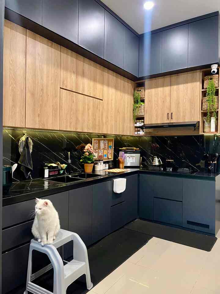Tujuan utamaku: buka dapur dan nggak langsung pusing liat meja penuh barang.
Solusinya? Semua disimpan dalam lemari, dari alat masak sampai stok sembako.
Bumbu-bumbu aku pindah ke wadah biar tetap estetik dan seragam.
Sekarang dapur bisa terasa nyaman  dan leluasa untuk digunakan✨
#KitchenSet #KitchenSetModern #DapurRapi #PenyimpananDapur #DapurModern #InspirasiDapur #KitchenSetInspo #HomeDecor  #KitchenOrganization

