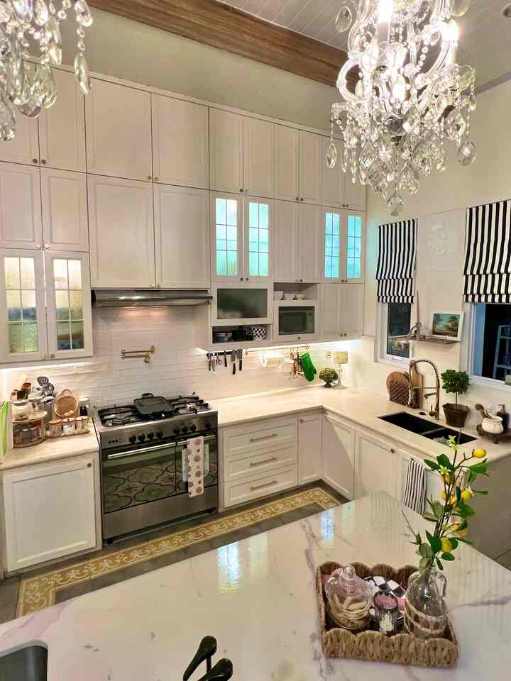 𝐌𝐚𝐧𝐚𝐣𝐞𝐦𝐞𝐧 𝐏𝐞𝐧𝐲𝐢𝐦𝐩𝐚𝐧𝐚𝐧 𝐃𝐚𝐩𝐮𝐫

Ada beberapa area penyimpanan untuk menunjang aktivitas dapur di #rumahlimut, yaitu:

♣️ 𝐊𝐢𝐭𝐜𝐡𝐞𝐧 𝐒𝐞𝐭 𝐊𝐚𝐛𝐢𝐧𝐞𝐭: menyimpan 𝙨𝒆𝙧𝒗𝙞𝒏𝙜 𝙥𝒍𝙖𝒕𝙚𝒔, mangkuk, peralatan masak, loyang, tempat sampah tersembunyi & 𝙞𝒏𝙙𝒐𝙤𝒓 𝒄𝙡𝒆𝙖𝒏𝙞𝒏𝙜 𝙚𝒔𝙨𝒆𝙣𝒕𝙞𝒂𝙡𝒔, dll.

♣️ 𝐌𝐞𝐣𝐚 𝐈𝐬𝐥𝐚𝐧𝐝: menyimpan bumbu 𝒍𝙞𝒈𝙝𝒕 𝒔𝙚𝒂𝙨𝒐𝙣𝒊𝙣𝒈, peralatan masak elektronik, tempat sampah tersembunyi.

♣️ 𝐌𝐞𝐣𝐚 𝐂𝐨𝐮𝐧𝐭𝐞𝐫𝐭𝐨𝐩: menyimpan bumbu masak & peralatan masak yang dipakai setiap hari.

♣️ 𝐖𝐚𝐥𝐤-𝐢𝐧 𝐏𝐚𝐧𝐭𝐫𝐲: menyimpan stock bahan makanan & bahan kue, 𝒔𝙚𝒓𝙫𝒊𝙣𝒈 𝒑𝙡𝒂𝙩𝒆𝙨, 𝒕𝙚𝒂𝙘𝒖𝙥𝒔, 𝙢𝒖𝙜𝒔. 

♣️ 𝐀𝐫𝐞𝐚 𝐁𝐚𝐤𝐢𝐧𝐠: menyimpan bahan kue siap produksi & peralatan yang dipakai setiap hari.

#KitchenSet
#KitchenSetMinimalis
#PlavonPVC
#WarnaCatRumah
#WallpaperDinding
#WallpaperEstetik
#Cat
#KitchenOrganization
#DapurRapih
#PenyimpananDapur
#walkinpantry
#pantry
#ruangpenyimpanandapur
#dapur
#rakpenyimpanan
#rakikea
#boxorganizer
#talenanestetik
#talenancatur
#topleskaca
#topleskacatinggi
