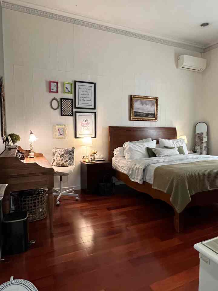 Kamar Tidur merupakan area yang sangat penting karena area ini merupakan area tempat kita melepas penat setelah seharian beraktivitas.

Oleh karena itu kenyamanan merupakan salah unsur essential yang perlu diwujudkan. Selain nyaman, kamar tidur juga wajib bersih, cantik & wangi.

Untuk itu #rumahlimut  ingin berbagi sedikit pengalaman.
♣️ Memastikan matras, sprei, karpet, gorden bebas debu dan divacuum dan diganti secara berkala.
♣️ Memastikan tidak terlalu banyak barang di area terbuka, sebaiknya simpan di dalam laci-laci tertutup.
♣️ Memasang wewangian alami seperti diffuser 𝒆𝙨𝒔𝙚𝒏𝙩𝒊𝙖𝒍 𝒐𝙞𝒍.
♣️ Memasang 𝙩𝒂𝙗𝒍𝙚 𝙡𝒂𝙢𝒑 dengan tingkat warna hangat sebagai pengantar istirahat.
♣️  Memilih material 𝒃𝙚𝒅𝙙𝒊𝙣𝒈 𝒔𝙚𝒕 yang nyaman dengan warna yang menenangkan. Pilihan material favorit kami untuk 𝒃𝙚𝒅𝙙𝒊𝙣𝒈 dengan suhu Jakarta yang cenderung panas & 𝙝𝒖𝙢𝒊𝙙𝒊𝙩𝒚 nya tinggi adalah dari bahan 𝑬𝙜𝒚𝙥𝒕𝙞𝒂𝙣 𝘾𝒐𝙩𝒕𝙤𝒏 minimal 300 TC dengan jenis tenun 𝒑𝙚𝒓𝙘𝒂𝙡𝒆 𝒘𝙚𝒂𝙫𝒆.
♣️ Untuk dekorasi kamar ada beberapa wall art, cermin & 𝙩𝒂𝙗𝒍𝙚 𝙡𝒂𝙢𝒑.


#KasurBusa
#KasurLipat
#PlavonPVC
#Dipan
#CatRumahMinimalis
#WarnaCatRumah
#WallpaperDinding
#WallpaperEstetik
#Cat
#BedroomStyling
#InspirasiKamar
#KamarTidurNyaman
#LampuMeja
#KarpetPanjang
#ThrowBlanket
#KursiKerja
#ToplesKapas

