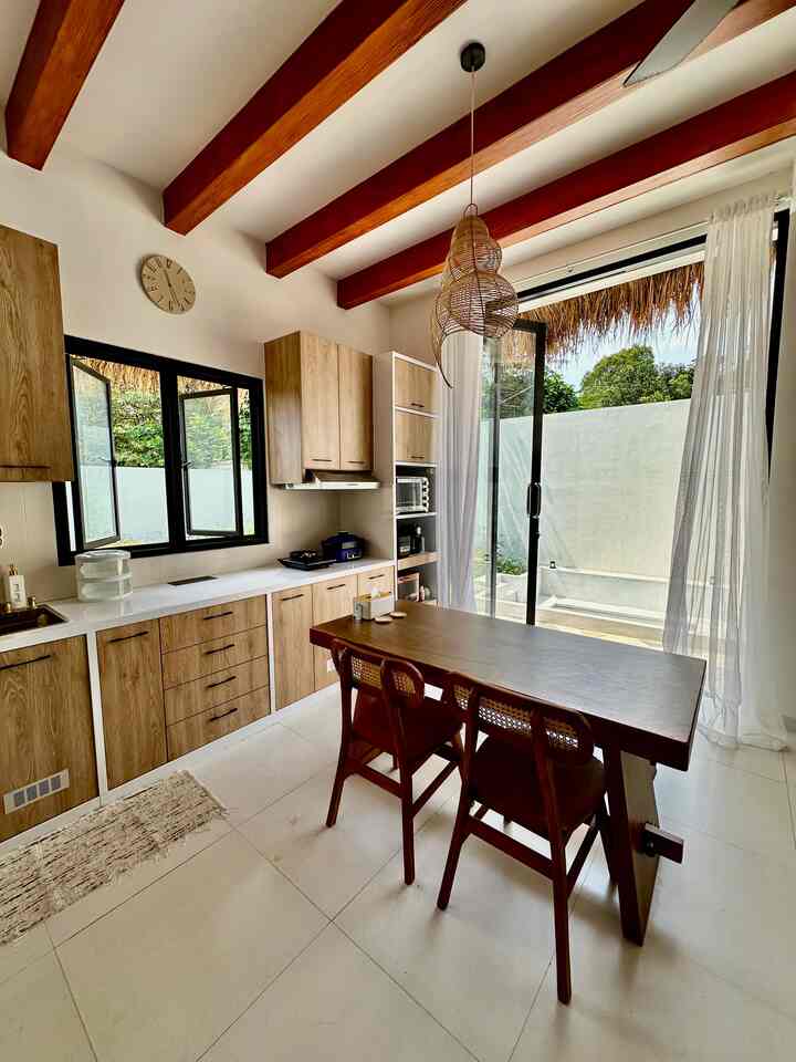 Urusan dapur bukan cuma soal masak, tapi juga soal nyimpen barang biar waras tiap buka laci! 

Aku pakai:
✔️ Rak tarik untuk magic com & bumbu — tinggal tarik, nggak perlu jungkir balik nyari sambel sachet!
✔️ Rak fleksibel yang bisa dikecilin/dilebarin supaya rak tinggi bisa lebih maksimal penggunaannya dan gampang diatur sesuai space.
✔️ Storage kecil-kecil di laci — biar sachet, sendok kayu, sedotan, semua punya tempatnya sendiri dan nggak saling ngerebut space 

Hasilnya? Laci dan lemari jadi enak dilihat dan super praktis dipakai 💖

#kitchenset #kitchensetminimalis #mejamakankayu #lampugantungestetik #lampugantungrotan #jamdindingestetik #tempattissue #kitchenorganization #dapurrapi #penyimpanandapur