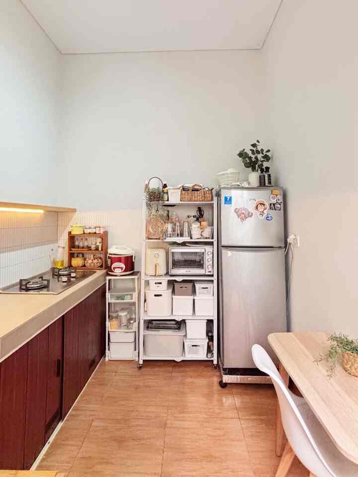 Dapur tetap rapih tanpa kitchen set, aku pakai rak besi terbuka untuk taruh beberapa elektronik dan stok bahan masakan dengan box storage agar tetap rapih.
Bagian kolong dapur juga tetap rapih dengan storage besar untuk piring dan alat masak yang aku gantung.


#KitchenOrganization #DapurRapi #PenyimpananDapur #KitchenSetMinimalis #KitchenSet 