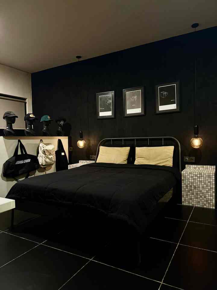 Kamar utama hakohus di desain dengan warna cenderung lebih gelap di bandingkan area yang lain, alasannya karena warna gelap menciptakan suasana lebih tenang dan nyaman untuk mata, ideal untuk saya beristirahat.
Kamar utama hakohus juga menyatu dengan meja kerja, tempat saya bekerja dan menghabiskan waktu untuk bermain game.

Kalian ingin produk yang saya pakai di kamar utama saya?
Klik blue plus button di postingan ya ^•^

#kasur
#Inthebox
#Bedcover
#Figura
#Sidetable
#MejaKerja
#Bedroom
#BedroomStyling
#InspirasiKamar
#KamarTidurNyaman