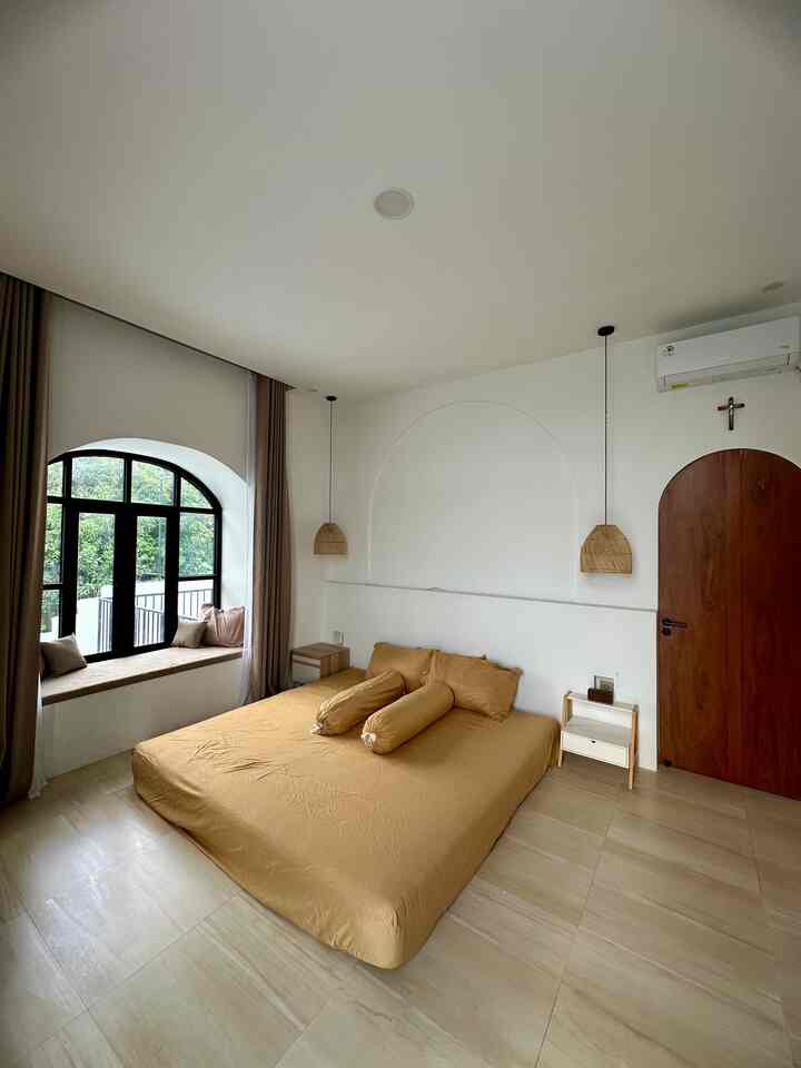 Master bedroom 4x4m — enggak luas, tapi cukup buat rebahan sambil halu lagi staycation

Aku tata kamar ini dengan prinsip: simple but warm.
➤ Kasur tanpa ranjang biar kesan lega (alibi sih, aslinya masih nunggu budget buat beli ranjang 😆)
➤ Lampu gantung rotan biar dapet suasana tropikal
➤ Jendela lengkung besar buat cahaya natural masuk semaksimal mungkin
➤ Dan pojokan window seat? My fave spot buat ngeteh or ngopi santai 

Semuanya sengaja dibuat biar pas buka mata rasanya kayak bangun di villa Ubud, bukan di rumah sendiri 

Kunci kenyamanannya?
💡 Cahaya alami + warna earthy + space yang lega tanpa banyak printilan = combo anti sumpek, pro healing.

This is
Nuestra Casa, rumah rasa vila.
Meski cuma di rumah, rasanya selalu kayak liburan 🍃

#kasurlatex #catrumahminimalis #warnacatrumah #lampugantungrotan #nakas #bedroomstyling #inspirasikamar #kamartidurnyaman