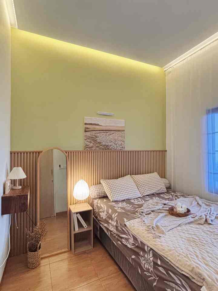 Walaupun kamar dengan ukuran mungil tetap bisa estetik dan pastinya nyaman, ukurannya 3x3meter jadi posisi kasur dan lemari aku buat sejajar agar ada space lebih dan terkesan luas tapi tetap fungsional.
Aku pakai warna cat berbeda di satu sisih dan dikombinasi dengan wallpanel biar temboknya ga monoton,
Beberapa dekorasi cermin dan lampu dengan warna warm white bikin suasana kamar ini lebih estetik dan makin nyaman.

#BedroomStyling #InspirasiKamar #KamarTidurNyaman #CatRumahMinimalis #CatRumah #Wallpanel #Dipan 