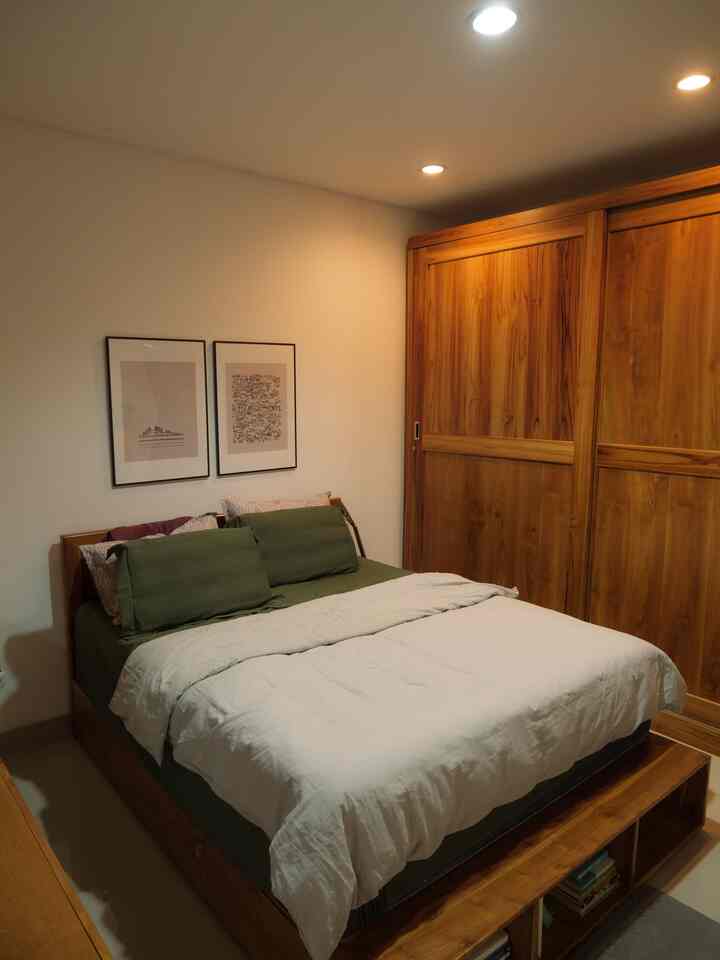 Kamar yang cukup untuk pasangan muda! 1 meja gantung, 1 tempat tidur, 1 lemari. Kita pakai kasur size queen. Semua furniture ini bahannya jati, karena pesan orang tua katanya supaya awet lama.

#bantaltherapedic #figura #artprint #cermin #jamdinding #BedroomStyling #InspirasiKamar #KamarTidurNyaman