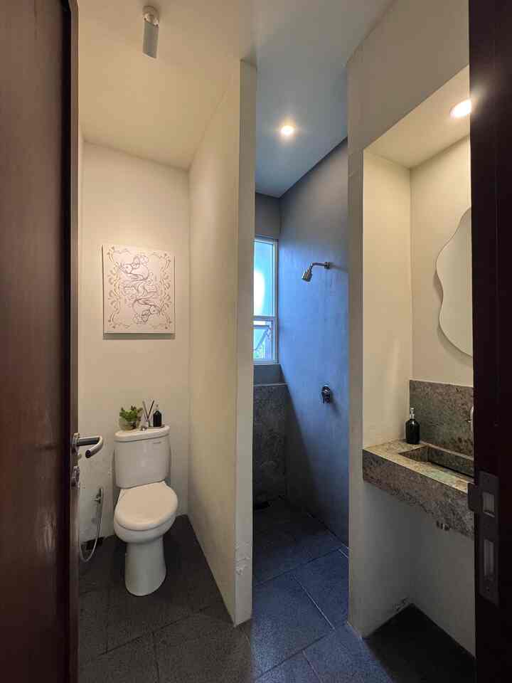 Kamar mandi kami berukuran 2x2cm, renovasi dari yang awalnya ada sekat kaca bagian shower kita bikin terbuka tanpa pintu, kaca jendela di beri bukaan, dan dinding shower tidak menggunakan keramik tapi dengan cat tahan air, bagian dinding sebelah shower dan wastafel menggunakan material yang sama yaitu marmer alam, wastafel dibuat ukuran ramping agar ruangan tidak terasa sempit.

#keramikkamarmandi #pintukamarmandi #catkamarmandi #renovasikamarmandi #bathroommakeover #inspirasikamarmandi
