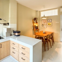 Cara biar dapur nggak terasa sempit tuh sebenernya nggak susah, there are lots of ways to do that! Dan versi kita adalah: nggak over-buy kitchen stuff & bikin storage space yang secukupnya aja.
Semua kitchen cabinet kita taruh di bawah, tanpa kabinet atas biar space tetap lega dan akses lebih gampang. Kita juga tambahin open hanging shelves buat taruh dry food, jadi tinggal ambil, praktis tanpa bikin dapur keliatan penuh👌🏻
#KitchenOrganization #DapurRapi #PenyimpananDapur #Kithcencabinet #HangingShelves